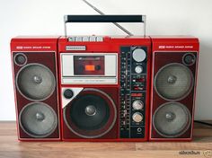 an old fashioned radio with speakers on it