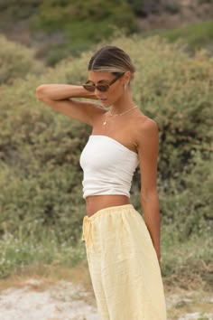 This Warm Sun Cotton Ruched Tube Top is not only flattering, but also incredibly stretchy, providing both comfort and style. Pair it with our "To The Beach" pants for a complete and versatile look. Beach Crop Top Outfits, Cream Tube Top Outfit, Feminine Beach Outfits, Beach Clothing Aesthetic, Beach Pants Outfit, Boho Vacation Outfits, Tube Top Outfit Aesthetic, Yellow Top Outfit, Tube Top Outfit