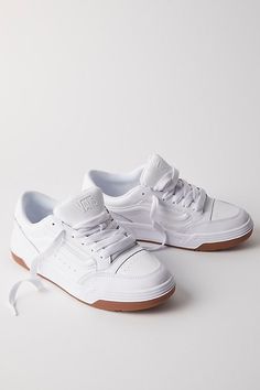 Aesthetic Tennis, Classic Vans, Vans Logo, Hype Shoes, Chunky Sneakers, Vans Sneakers, Dream Shoes, Boho Clothing, Sneaker Shopping