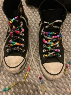 Decorated Shoes Diy, Scene Kid Aesthetic, Doodle Shoes, Scene Kandi, Shoes Crocs, Baby Bats, Converse Star, Crocs Men