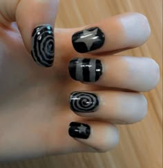 Emo Gel Nails Short, Short Alt Nail Ideas, Gothic Nail Designs Short, Red And Black Emo Nails, Grungy Nail Designs, Green Day Nails, Nails Grunge 90s, Black Short Nail Designs, Short Emo Nails