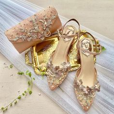 "please ask the seller about availability before making order :) Matching Set Rose Gold Women's Party Shoes Block Heels 5cm & Matching Clutch Shoe: Condition: 100%, soft, quality and new. Color: Rose Gold Heel: 5cm Material: Brocade & Satin Clutches: 9cm x 4cm x 20cm NOTE FOR BUYER - If the order is received, the order cannot be canceled because the order is already in production and the shipping address cannot be changed. - Due to the many variations on the monitor screen and browser, the resul Gold Heels Prom, Classy Elegant Wedding, Lavender Heels, Dream Wedding Shoes, Elegant Wedding Shoes, Butterfly Heels, Shoes Outfit Fashion, Shoes World, Satin Shoes