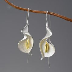 Calla Lily Folwer Earrings For Beautiful Women Style: TRENDY Shape\pattern: PLANT Metals Type: Silver Metal Stamp: 925,Sterling Item Weight: about 8.12g Gender: Women Earring Type: Drop Earrings Certificate: YES Handmade Hanging, Stil Boho, Luxury Earrings, Calla Lilies, Classic Earrings, Styl Boho, Hanging Earrings, Calla Lily, Stainless Steel Earrings