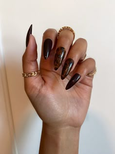 Pictured: Almond Shape These Chocolate Brown nails with tortoise print accent nails are the perfect option for fall! Nails are made to order, creation time is 5 business days, not including weekends. SIZE CHART XS : Thumb 3 / Point 6 / Middle 5 / Ring 7 / Pinky 9  S : Thumb 2 / Point 5 / Middle 4 / Ring 6 / Pinky 9 M : Thumb 1 / Point 5 / Middle 3 / Ring 6 / Pinky 8  L : Thumb 0 / Point 4 / Middle 3 / Ring 5 / Pinky 6 SIZE  DETAILS 0 // 18mm 1 // 16mm 2 // 15mm 3 // 14mm 4 // 13mm 5 // 12mm 6 // Level One Nail Art, Almond With A Point Nails, Tortoise Almond Nail Designs, Tortieshell Nails, Almond Nails Brown Design, Jewelry Nails Design, Brown Theme Nails, Chocolate Brown Almond Nails, Walnut Brown Nails