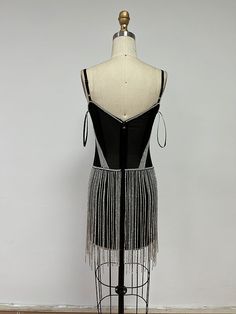 Type de motif : imprimé intégral.

  Style de manche: Manches volantées

 Encolure: Col V

 Longueur : Maxi

  Matériel: Mousseline de soie, Coton

 Composition du matériau : mousseline de soie 85 %, coton 15 % Fitted Fringe Mini Dress For Gala, Glamorous Fitted Flapper Dress With Tassels, Glamorous Club Dress With Tassels, Fitted Flapper Dress With Tassels For Cocktail, Glamorous Fringe Dress With Spaghetti Straps, Fitted Flapper Dress With Tassels For Evening, Glamorous Club Dress With Beaded Fringe, Fitted Tassel Flapper Dress For Evening, Glamorous Beaded Fringe Dress For Club