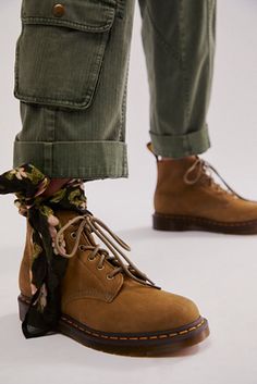 Shop our Dr. Martens 101 Lace Up Boots at FreePeople.com. Boho clothing for the creative spirit- free worldwide shipping. Green Boots Outfit, Grunge Flannel, V Neck Pattern, Retro Fashion Outfits, Hood Jacket, Green Boots, Shoes Photography, Khaki Jacket, Utility Style