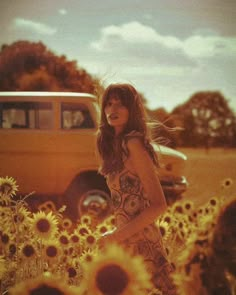 I love sunflowers 🌻🌻 #70s #70srock #vintage70s #70sfashion #70sicon #70shair #70svibe #vintagefashion #vintagestyle #70saesthetic #pinkfloyd #sunflowers #sunflowers🌻 #summervibes Film Vintage Aesthetic, 70s Cult Aesthetic, Flower Child Aesthetic 70s, Seagull Aesthetic, 70s Inspired Photoshoot, 70s Hippie Aesthetic, 1970s Photography, Vintage 70s Aesthetic, Flower Child Aesthetic