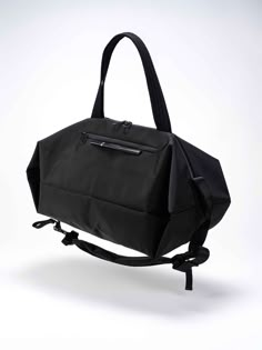 The SANNA is the ideal travel companion for those who are planning a multi-day trip and require both adequate storage space and comfort. Taking on the form of a duffle bag, the SANNA can be carried in a number of ways, either using the shoulder strap or carry handles. Black buckles on the exterior are used to hold the shoulder straps in place when they are not in use. Bike Bags, Bags Style, Gym Bags, Recycled Leather, Sneakers Men Fashion, Nylon Bag, Travel Companion, Black Bag, Sport Bag