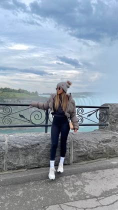 Outfit Niagara Falls , Niagara Falls , canada , outfit canada otoño Chile Winter Outfit, Outfit Ideas For Niagara Falls, Outfit For Canada Winter, Snow Outfit Ideas For Women, Spring Canada Outfit, Canada September Outfit, Canada Vacation Outfits, Peru Winter Outfits, Himachal Outfit Ideas