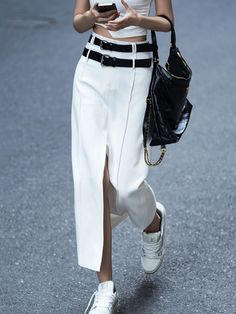 Outfit Bianco, Split Front Skirt, High Waisted Skirts, Skirt And Sneakers, Fashion Days, Casual Clothes, Things To Buy, Spring Summer Fashion, High Waisted Skirt