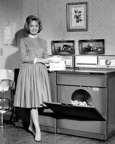 Donna Reed Show Vintage Housewife, Retro Housewife, Vintage Laundry, Casa Vintage, Deco Retro, Shirtwaist Dress