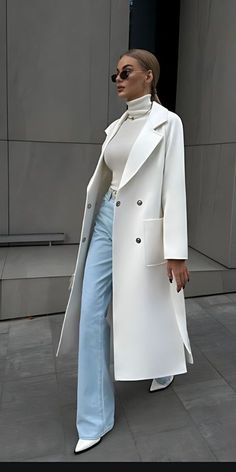 Oversized White Long Sleeve Shirt Outfit, White Leather Coat Outfits, Classy Coat Outfit, Soft Neutral Outfit, Airport Outfit Winter Black Women, Quiet Luxury Outfits Women Winter, Quiet Luxury Fashion Women, Monochrome Winter Outfits, Jeans And Trench Coat Outfit