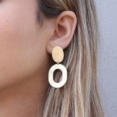 -18k gold plated post earring with brushed texture and drop hoop - Made in Brazil Hammered Dangle Jewelry, Hammered Earrings For Everyday Wear, Everyday Hammered Earrings, Modern Hammered Drop Earrings, Hammered Gold Plated Earrings, Modern Hammered Earrings For Everyday, Modern Hammered Dangle Jewelry, Everyday Hammered Drop Earrings, Modern Matte Gold Hammered Jewelry