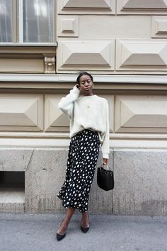 Oatmeal sweater, black and white spotted midi skirt & black pumps | @styleminimalism Rok Outfit, Skandinavian Fashion, Street Style Blog, Chique Outfits, Trendy Skirts, Elegante Casual, Polka Dot Skirt, Dot Skirt