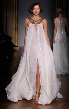 Dilek Hanif 2011 Couture - White 'Cleopatra' style evening dress Dilek Hanif Asgardian Dress, Optical Illusion Dress, Egyptian Dress, Detail Couture, Egyptian Fashion, Goddess Dress, Illusion Dress, Salma Hayek