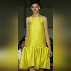 $7,000 Oscar De La Renta Adorable Pleated Ruffle Yellow Silk Runway Dress Gown Us 4 Just Gorgeous Oscar De La Renta Exclusive Silk Dress Gown. Beautifully Linned With Matching Pure Silk. Just Beautiful Like Fine Poetry From Famous Oscar De La Renta. Perfect Craftsmanship, When You Just Want The Best. Wear It With A Black Belt, And It Will Look Just Like The Pink Oscar De La Renta - Picture 8 To 11 Worn By Sarah Parker. This Listing Is For The Yellow Oscar De La Renta Dress. Excellent To Perfect Spring Silk Dresses For Fashion Events, Silk Dresses For Spring Fashion Events, Summer Silk Dresses For Fashion Events, Silk Dresses For Summer Fashion Events, Luxury Spring Dresses For Fashion Events, Luxury Silk Dresses For Fashion Events, Luxury Yellow Silk Dresses, Elegant Summer Dresses For Fashion Show, Yellow Silk Dress With Ruffles