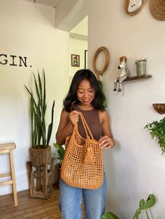 Vintage Brown Hobo Bag For Errands, Vintage Satchel Hobo Bag For Errands, Vintage Large Capacity Tote Bucket Bag, Brown Handheld Crochet Bag For Shopping, Brown Handheld Crochet Bag For Daily Use, Vintage Brown Hobo Bag With Large Capacity, Vintage Hobo Bag With Removable Pouch For Errands, Vintage Brown Bucket Bag For Shopping, Brown Bucket Beach Bag With Top Carry Handle