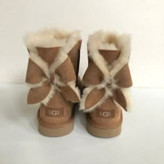 *100% Authentic And Brand New* Product Specs: O 17mm Twinface Sheepskin Upper. O Suede Heel Guard. O Fixed Bow, Sheepskin Bow. O Luxurious 17mm Uggpure 80% Wool, 20% Lyocell Sockliner. O Foam Footbed. O New Treadlite By Ugg Outsole. O Recycled Polyester Binding. O Woven Heel Label With Ugg Logo. O Measurements: Heel Height: 1 In Shaft: 6 In 0 All My Ugg Are 100% Authentic, Brand New And Never Been Worn. ** The Inside Sizing Tag Of The Boot Is Marked To Avoid Store Returns And This However Does N Ugg Heritage Bow, Ugg Heel Boots, New Ugg Boots, Ugh Boots With Bows, Classic Heritage Bow Uggs, Ugg Sherpa Boots, Uggs With Bows On The Back, Uggs Berry Avenue Code, Uggs Boots With Bows