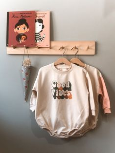 %100 cotton An oversized pullover romper with elastic legs and a three popper fastening Cute & Stylish Oversize Overall 'Good Vibes' motto printed Beautiful Beige fabric and Long Sleeve Available 3 size Relax & Cool gift    Washed at a maximum of 30 degrees The water is colored with some dyes Doll Sleeping Bag, Kids Jumpsuit, Baby Crib Sheets, Rainbow Bag, Pixie Hat, Jumpsuit For Kids, Overall Jumpsuit, Newborn Romper, Cotton Bedding Sets