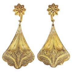 Art Nouveau filigree &Milgrain Drop Earrings In Yellow Gold These exquisite Art Nouveau filigree and milgrain drop earrings, dating back to 1890-1910, are masterfully crafted in 18kt yellow gold. They feature a detailed and delicate design, emblematic of the Art Nouveau period, renowned for its intricate patterns and elegant, flowing lines. The earrings are designed with a screwback mechanism (no post), making them suitable for non-pierced ears. Each earring measures 2.25x1.15 inches, striking a perfect balance between visibility and elegance. With a total weight of 10 grams, these earrings are both substantial and comfortable to wear. These vintage treasures do not include diamonds or gemstones, allowing the intricate gold work to shine as the centerpiece of their design. Whether as a che Art Nouveau Outfit, Nouveau Wedding, The Roaring 20s, Art Nouveau Earring, Hairstyles Accessories, Gold Work, Roaring 20s, Delicate Design, Visual Diary