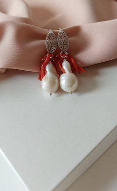 Bride earrings made of: - Baroque Pearl (12 mm), white color; - Bamboo Coral chips, red color; - 925 Sterling Silver hook with filigree. Lenght : 4 cm / 1,57 inches * SHIPPING * Your order will be shipped within 1-3 business days from your purchase. You can choose between 2 shipping methods: STANDARD MAIL (NOT TRACEABLE) It is a cheap and fast shipping method, but NOT TRACEABLE. Chapeau Atelier is not responsible for any postal disruptions, delays or losses. REGISTERED MAIL (TRACEABLE) It is an Bamboo Coral, Bride Earrings, Personalized Bride, Baroque Fashion, Cluster Earrings, Earrings Photo, Pearl Drop Earrings, Gorgeous Earrings, Pearl Drop