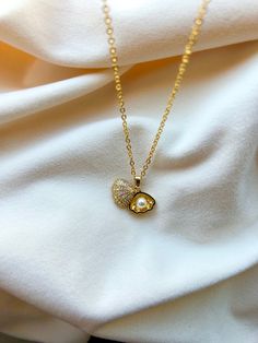 Elegant Gold Locket Necklace With Lobster Clasp, Elegant Shell Pendant As Gift, Elegant Shell Pendant As A Gift, Elegant Shell Pendant For Gift, Pearl Pendant Shell Jewelry Gift, Pearl Pendant Jewelry In Shell Shape As A Gift, Shell-shaped Pearl Pendant Jewelry Gift, Shell-shaped Pearl Pendant Jewelry For Gift, Gold-tone Gold Plated Pearl Necklace As Gift