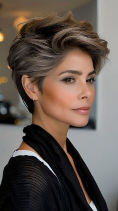 Fast & Fabulous: Short Hairstyles for Mornings Easy Short Haircuts, Short Grey Hair, Edgy Short Hair, Penteado Cabelo Curto, Short Hair Haircuts, Short Hair With Layers, Short Bob Hairstyles, Short Hair Cuts For Women