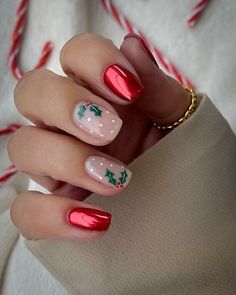 Discover 37+ cute and stylish short Christmas nail ideas! Red, simple, and classy designs perfect for holiday and fall nails. Save to your Holiday nails board now! Nail Art Noel, Candy Cane Nails, December Nails, Red Christmas Nails, Christmas Nails Easy, Red Nail Designs, Christmas Nails Acrylic