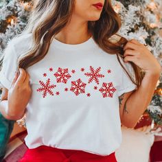 "Snowflake Shirt, White Glitter Snowflake Shirt, Christmas Shirt, Womens Snowflakes Shirt, Winter Shirt, Womens Christmas Tshirts, Plus Sizes Our glitter snowflake shirt makes the perfect addition to your winter Christmas collection - also makes a great gift! How we make our shirts - This shirt is made with your choice of red or white glitter. It may not appear very clearly in the photos, however, it is super cute and sparkly. You will love it! If you have any questions please feel free to reach White Graphic Tee For Holidays, White Festive Christmas Shirt, Festive Winter Short Sleeve Shirt, White Festive Shirt For Christmas, Festive Short Sleeve Winter Shirt, White Short Sleeve Christmas Shirt, Winter Holiday Short Sleeve Shirt, White Winter Tops As Gift, White Winter Tops As Gifts