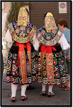 Traje de Lagarterana Portuguese Traditional Clothing, Portuguese Outfits, Costumes Around The World, National Dress, Traditional Fashion, People Dress