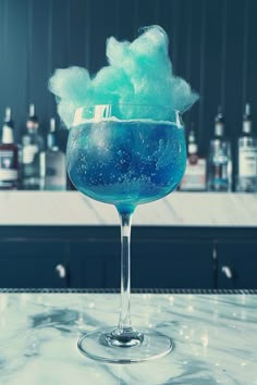 Cocktail Cotton Candy, Blue Cocktail Drinks, Space Cocktails, Cloud Cocktail, Cloud Drink, Blue Mocktail, Tornado Party, Martini Cocktail Recipes