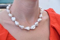 Nothing says timeless like a classic strand of pearls. Our gorgeous necklace features 9mm white freshwater pearls with a gold closure. Whether you’re out for date night, going to a black tie event, or just running errands around town, this beautiful pearl necklace adds a chic and elegant touch to any outfit! Pearl size: 10-11 mmDimension: 36 cm approxCatalog code: 0194 Handmade Pearl Necklace, Pearl Necklace Gold, Classic Pearl Necklace, Natural Pearl Necklace, Beautiful Pearl Necklace, Pearl Necklace Wedding, Mother Jewelry, Chic And Elegant, Gold Pearl Necklace