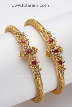 22 Karat Gold Jewelry, Gold Kada, Gold Bangles For Women, Gold Jewelry Simple Necklace, Gold Jewelry Stores, Bangles Design, Bangles Jewelry Designs, Gold Jewelry Simple, Gold Bangles Design