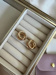 Our Hampton Knot Earrings give the old money style and they are perfect on their own to elevate any outfit! Material: 18K Gold FilledSize Diameter: 22mm Old Money Earrings Aesthetic, Accessories Old Money, Old Money Earrings, Old Money Accessories, Old Money Jewelry, Jewellery Essentials, Money Accessories, Accesorios Aesthetic, Classy Earrings