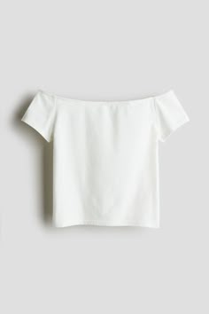 Off-the-shoulder top in soft cotton jersey with short sleeves. Amazon Haul Clothes, Baggy Off The Shoulder Tshirt, Cute Summer Tops For Teens, Of The Shoulder Shirt, Things For Room Decor, White Basic Top, Short Sleeve Shirts Women, Cute Clothes For School, Flowy White Top