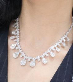 White Diamond Jewelry, White Gold Necklaces, Bib Necklace, Luxury Jewelry, Diamond White, Diamond Jewelry, Jewelry Accessories, Gold Necklace, Sparkle