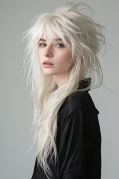 Female Villain Hairstyles, Figure Photography Poses, Cool Hair Reference, White Hair On Dark Skin, Silver Wavy Hair, Dark Skin With White Hair, White Hairstyles For Women, Very Long Hair Styles, Bleached White Hair