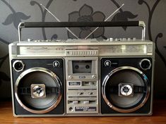 an old fashioned radio with two speakers on it