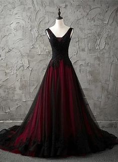 Bezauberndes ärmelloses schwarzes und rotes Partykleid mit Spitzenapplikationen und Perlen. Ballkleid mit tiefem Rückenausschnitt Black Prom Dress With Sleeves, Red And Black Prom Dress, Low Back Prom Dress, Black Wedding Dress Gothic, Back Prom Dress, Dress Low Back, Beaded Party Dress, Floral Dress Formal, Gothic Wedding Dress