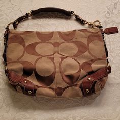 Never Used Perfect Condition Large Tan Coach Carly Signature Bag With Saddle Leather Trim And Plum Interior Dimensions: 15"X10"X5". Coach Hobo Bag, Coach Crossbody Purse, Tan Handbags, Maroon Leather, Coach Shoulder Bag, Coach Crossbody Bag, Vintage Leather Bag, Black Leather Purse, Black Leather Tote