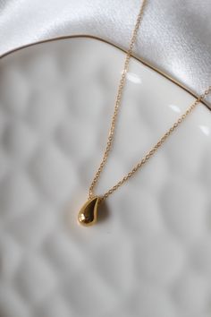 Gota Necklace will add chic minimalism to your wardrobe with an 18k gold plated stainless steel chain and dazzling water drop pendant. Step up your style and add a touch of beauty to any look. Get noticed! Chic Tarnish Resistant Drop Jewelry, Chic Tarnish-resistant Drop Jewelry, Modern Teardrop Pendant Necklace Tarnish Resistant, Modern Tarnish-resistant Teardrop Pendant Necklace, Chic Gold Drop Necklace As Gift, Chic Gold Drop Necklace For Gift, Gold Teardrop Chain Necklace With Clavicle Chain, Gold Drop Necklace With Clavicle Chain And Teardrop Pendant, Gold Teardrop Pendant Drop Necklace With Clavicle Chain