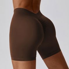 87% Nylon. 13% Spandex Soft. comfortable. skin friendly 4-way stretch. breathable and sweat-wicking Squat-proof Seamless fabric Back piece waist head V waist design Hip pumping pleat design. highlighting the peach buttocks Perfect for both sports activities and daily life Scrunch Shorts, Body Bra, Sports Shorts Women, Back Piece, Strapless Bandeau, Yoga Set, Squat Proof, Yoga Shorts, Running Workouts