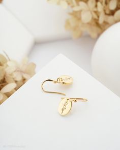 This oval statement earrings is personalized with your birth flower on the front, and words/symbol on the back. Just simply nice and minimalist to wear anytime, anywhere! STATEMENT FLOWER EARRINGS - NEW COLLECTION DETAIL * Oval dimension: 9x12mm * Material: 925 Sterling Siver * Color: 100% Silver, 18k Gold Plated, 18k Rosegold Plated * Engraving: - Front: Your Birth Flower - Back: Words/Symbol, maximum 15 characters PRODUCTION TIME * All our products are made to order so please allow us to take Flower Charm Earrings For Mother's Day Anniversary, Flower Charm Earrings For Anniversary On Mother's Day, Flower Charm Earrings For Anniversary And Mother's Day, Dainty Birth Flower Earrings For Mother's Day, Dainty Flower Earrings For Mother's Day Anniversary, Dainty Flower Earrings For Anniversary And Mother's Day, Minimalist Earrings For Mother's Day Gift, Minimalist Birth Flower Earrings, Minimalist Adjustable Flower Earrings For Gift