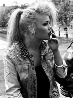 80er Kleidung Punk Outfit für Frauen, Denim Jacke mit Metallkapseln und Leopard Print, topierte Haare Punk Girl Style, Styl Grunge, Look 80s, Moda Grunge, Vinyl Pants, Punk Outfit, 80s Punk, Style Indie