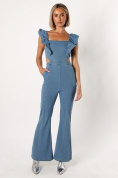 DETAILS
 Are you the life of the party? Ready to turn heads this fall? Then a denim style jumpsuit is your perfect pick! Featuring a modern square neckline with frill details and an eye-catching side cut out feature, this jumpsuit is sure to make a statement.

denim style jumpsuit
square neckline with frill detail
side cut feature
silver back zip with hook and clasp
functional side pockets
sleeveless design 

unlined


material - 98% rayon / 2% spandex










SIZING

model is 5' 10" and wears Satin Dresses Long, Satin Dresses Long Sleeve, Senior Photo Outfits, White Dress Shoes, Style Jumpsuit, Essential Dress, Crop Top Tees, Life Of The Party, Bridesmaid Outfit