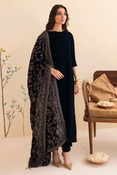 Velvet Black Suit Woman, Velvet Shalwar Kameez Simple, Black Indian Suits For Women, Shawls With Dresses, Indian Shawl For Women, Black Printed Suit Design, Velvet Hand Work Suits, Stylish Shalwar Kameez Design, Formal Festive Dupatta With Digital Print