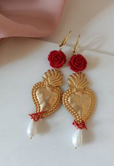 Extra long earrings made of: - Zama Brass Sacred Heart (47 mm x 370mm); - Smooth Mallorca Pearl drops (18 mm x 10 mm), white color; - Resin Roses; red color; - Bamboo Coral chips, red color; - Brass open hooks. Lenght : 12 cm / 4,72 inches * SHIPPING * Your order will be shipped within 1-3 business days from your purchase. You can choose between 2 shipping methods: STANDARD MAIL (NOT TRACEABLE) It is a cheap and fast shipping method, but NOT TRACEABLE. Chapeau Atelier is not responsible for any Valentine's Day Gold-plated Pierced Jewelry, Gold Plated Pierced Jewelry For Valentine's Day, White Pierced Earrings For Valentine's Day, Valentine's Day Single Dangle Earring Jewelry, Gold Teardrop Earrings For Valentine's Day, White Valentine's Day Earrings, Red Metal Jewelry For Mother's Day, White Metal Earrings For Valentine's Day, Red Gold-plated Pierced Jewelry