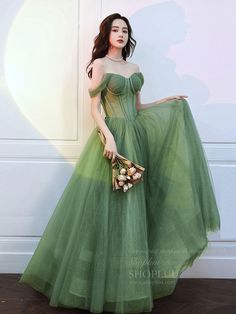 Green Prom Dress Off The Shoulder, Emerald Green Fairy Dress, Enchanted Forest Prom Dresses Green, Unique Green Prom Dresses, Enchanted Forest Dresses, Enchanted Forest Prom Dresses, Princess Green Dress, Green Corset Prom Dress, Green Fantasy Dress