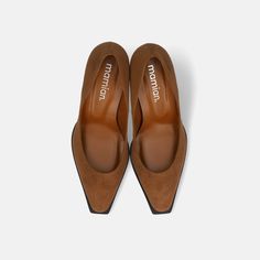 Stylish pumps with a narrow square toe and plate heel. A pair of easy-to-use shoes with a casual feel due to the edge design. Wooden Pattern, Factory Tours, Long Boots, Edge Design, Pumps Flat, Ballet Flat Shoes, Ballet Shoes, Ballet Flats, Shoes Flats