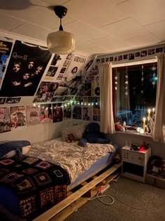 Grunge, fairy grunge room Bedroom Design Grunge, Trailer Bedroom Aesthetic, 90s Grunge Aesthetic Bedroom, 2000s Room Decor Grunge, Old School Bedroom Ideas, Tumblr Grunge Bedroom, Chill Dorm Room Aesthetic, Room Inspo Aesthetic Grunge, Oldies Room Ideas